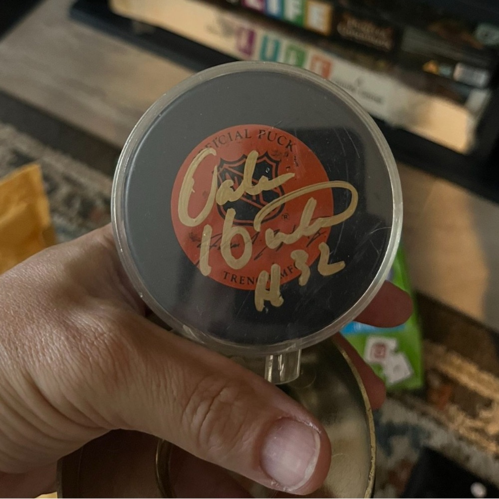 Signed Dale Hunter NHL Hockey Puck